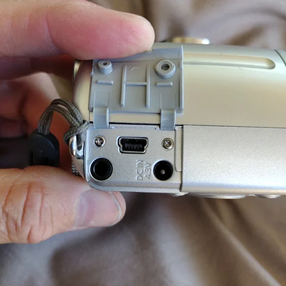 Canon PowerShot A630 Camera - Picture 4 of 16